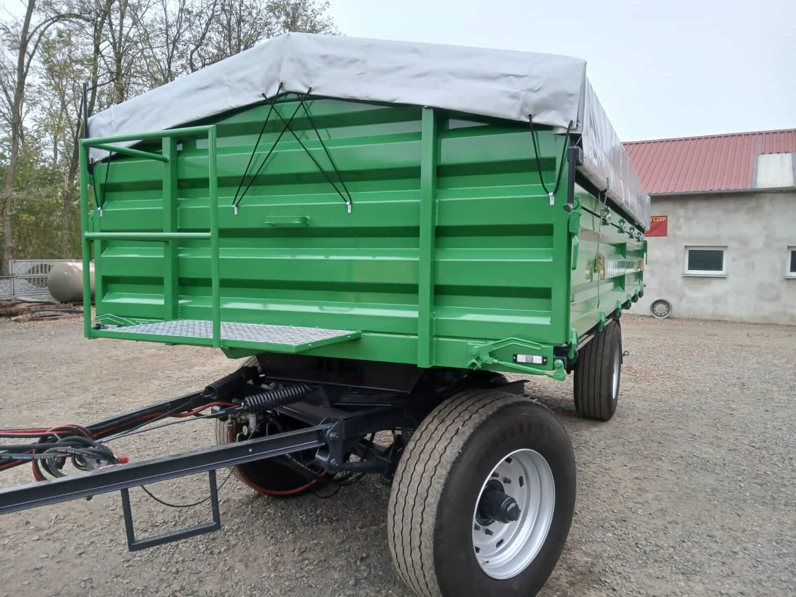 Plandeka PVC na przyczepę rolniczą – dopasowanie do skrzyni