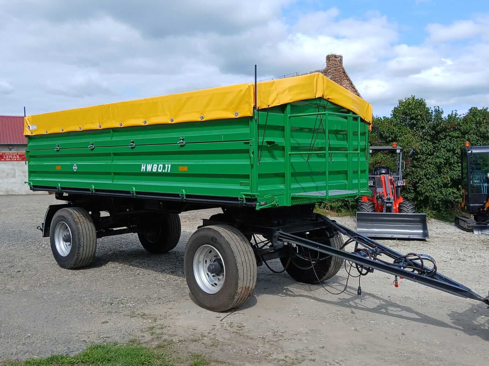 Plandeka na przyczepę rolniczą – zabezpieczenie ładunku