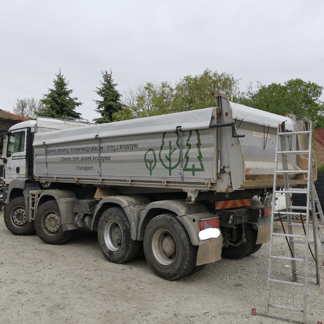 Plandeka na wywrotkę wykonana na wymiar – plandeka PVC z systemem zwijania