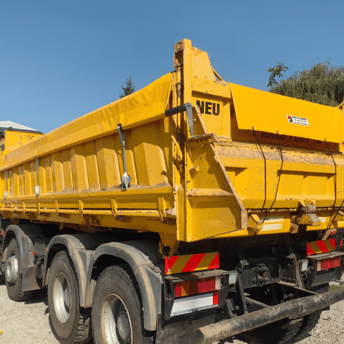 Plandeka na wywrotkę budowlaną – trwała plandeka PVC na skrzynię