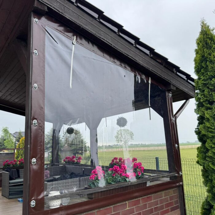 Całoroczna plandeka przezroczysta na altanę – ochrona przed wiatrem i deszczem